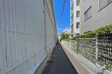 敷地の南側前面道路（東側から）