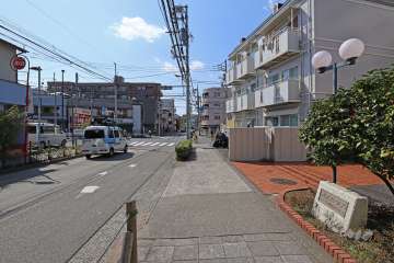 敷地南側の前面道路（東側から）