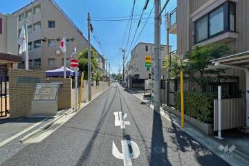 敷地北側の前面道路（西側から）