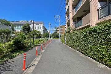 敷地南側の前面道路（東側から）