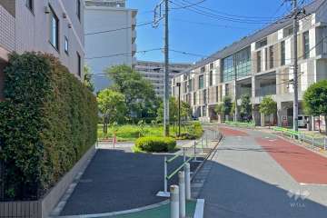 敷地西側の前面道路（北側から）