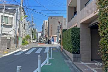 敷地西側の前面道路（南側から）