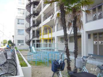 敷地内に遊具が設置された公園があります。