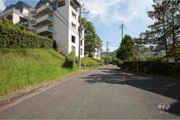 敷地西側の前面道路