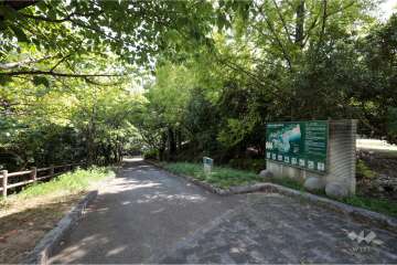 敷地西側に隣接して『塩瀬中央公園』があります。