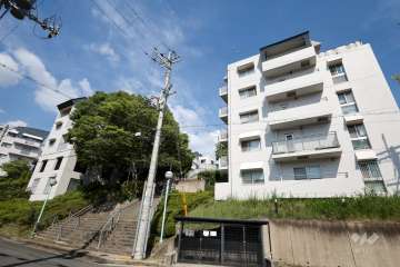 グランドメゾン西宮名塩３番館の外観（南西側から）
