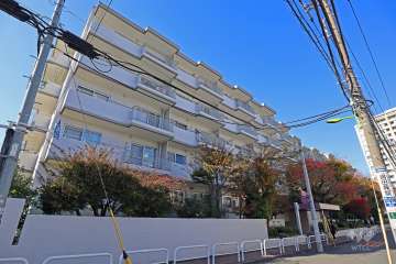 マンションニュー池尻の外観（東側から）