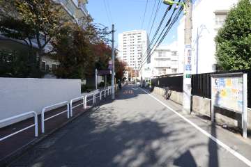 敷地東側前面道路（南側から）