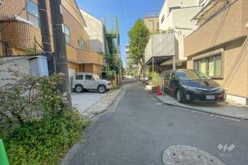 敷地北西側の前面道路（東側から）