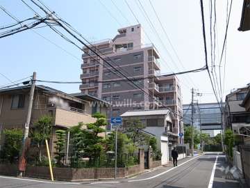 周辺はマンションと一戸建てが混在する住宅地です。