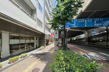 敷地南側前面道路は国道246号線です。