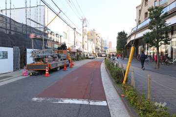 敷地北東側の前面道路（北西側から）