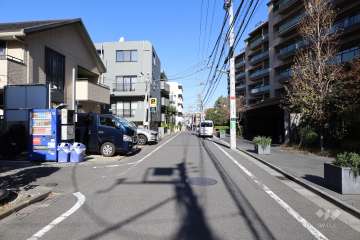 敷地西側の前面道路（南側から）