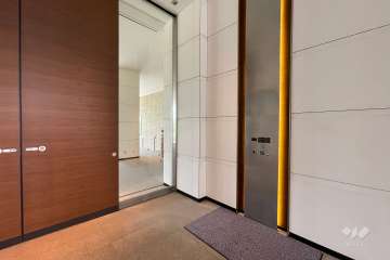 エントランスはオートロック付きです。