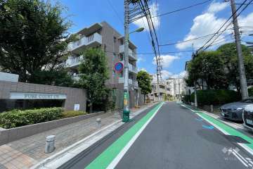 敷地の東側前面道路（南側から）