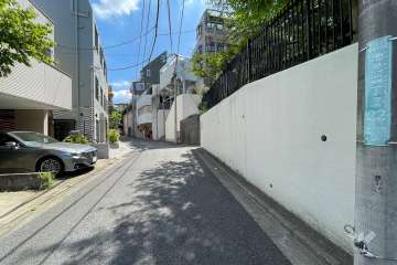 敷地の北側前面道路（西側から）