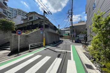 敷地の西側前面道路（北側から）