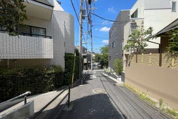 敷地の北側前面道路（東側から）