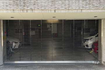 駐車場の出入り口（リングシャッター付き）