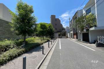 敷地の北側前面道路（東側から）