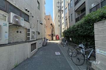 敷地西側の前面道路（北側から）