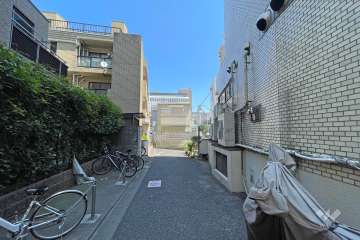 敷地西側の前面道路（南側から）