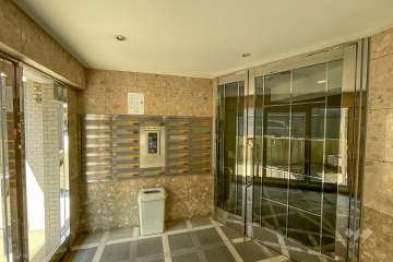 エントランスはオートロック付きです。　