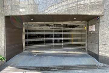 敷地内駐車場の出入り口（リングシャッター付き）