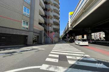 敷地北側の全面道路（東側から）