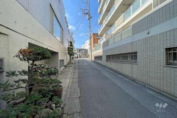 敷地東側の全面道路（北側から）