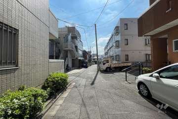 敷地南側の全面道路（西側から）