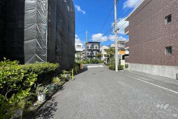 敷地東側の前面道路（南側から）