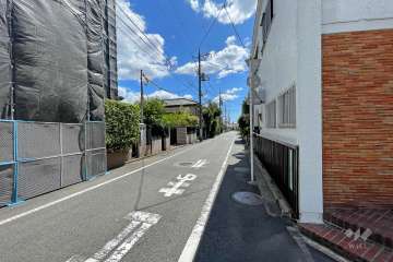 敷地西側の前面道路（北側から）