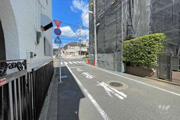 敷地西側の前面道路（南側から）