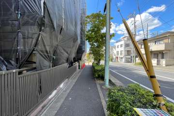 敷地北側の前面道路（東側から）