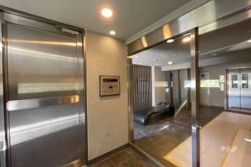 エントランスはオートロック付きです。