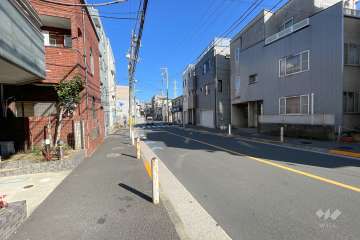 敷地東側の前面道路（南側から）