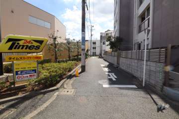 敷地南東側の前面道路（北東側から）