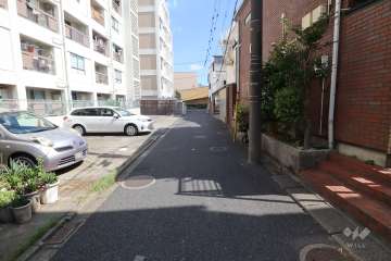 敷地南西側の前面道路（北西側から）