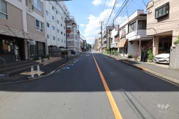 敷地北東側の前面道路（南東側から）