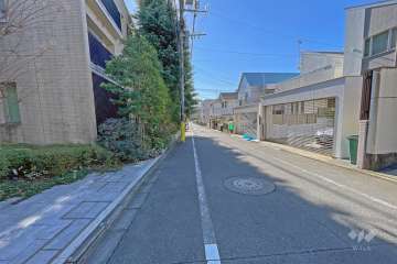 敷地西側前面道路（北側から）