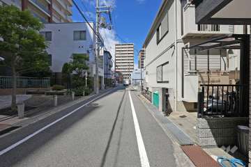 敷地東側の前面道路（南側から）