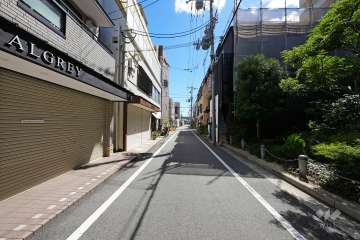 敷地東側の前面道路（北側から）