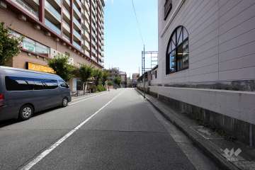 敷地西側の前面道路（北側から）