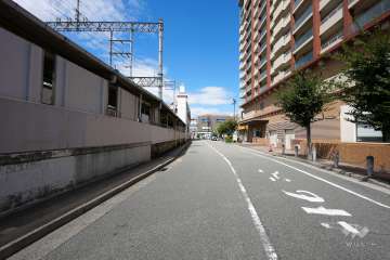 敷地西側の前面道路（南側から）