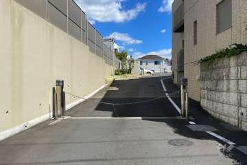 駐車場の出入り口（ロボットゲート付き）