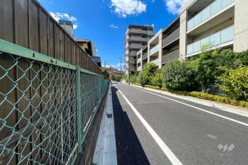 敷地南側の前面道路（東側から）