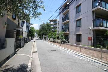 敷地西側の前面道路