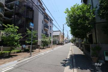 敷地西側の前面道路