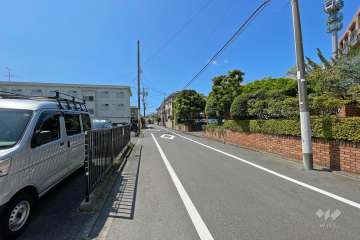 敷地東側の前面道路（北側から）